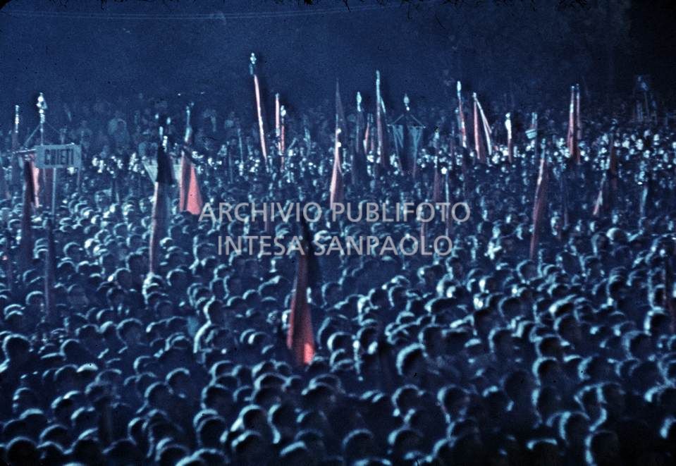 Militanti comunisti in piazza San Giovanni in Laterano a Roma in occasione del funerale del segretario del Partito Comunista Italiano, Palmiro Togliatti, morto il 21 agosto a Jalta in Crimea