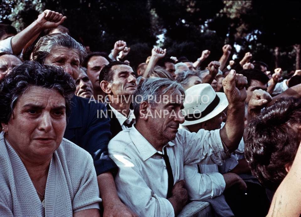 Militanti comunisti al funerale del segretario del Partito Comunista Italiano, Palmiro Togliatti, morto il 21 agosto a Jalta in Crimea