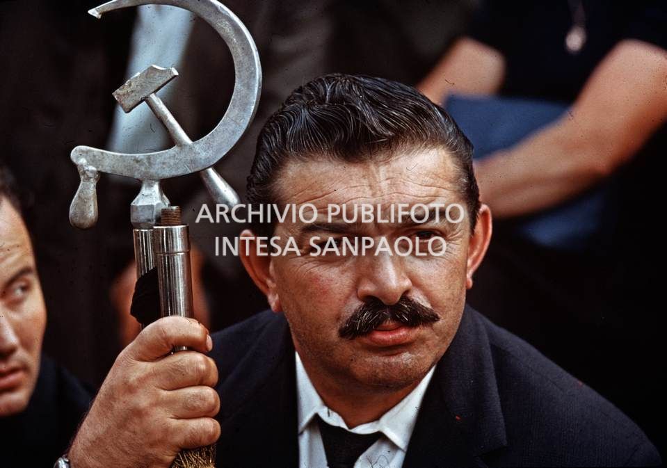 Militante comunista al funerale a Roma del segretario del Partito Comunista Italiano, Palmiro Togliatti, morto il 21 agosto a Jalta in Crimea