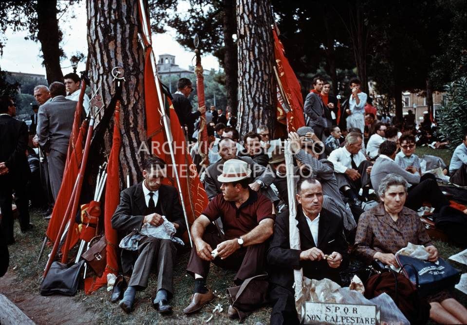 Militanti comunisti al funerale del segretario del Partito Comunista Italiano, Palmiro Togliatti, morto il 21 agosto a Jalta in Crimea