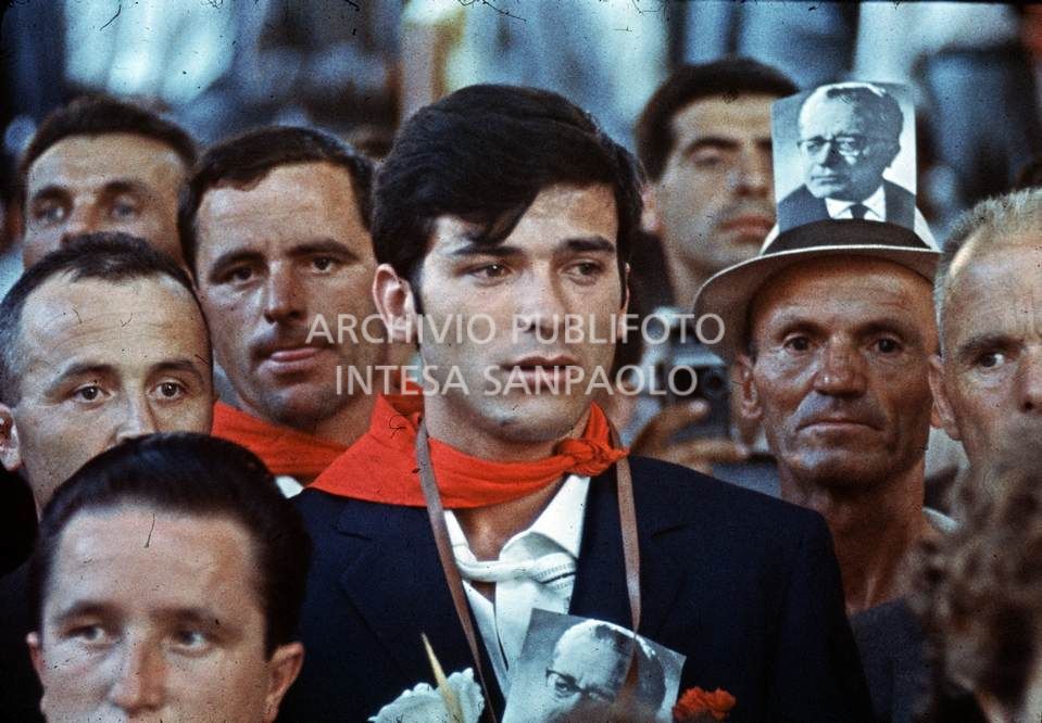 Militanti comunista al funerale a Roma del segretario del Partito Comunista Italiano, Palmiro Togliatti, morto il 21 agosto a Jalta in Crimea