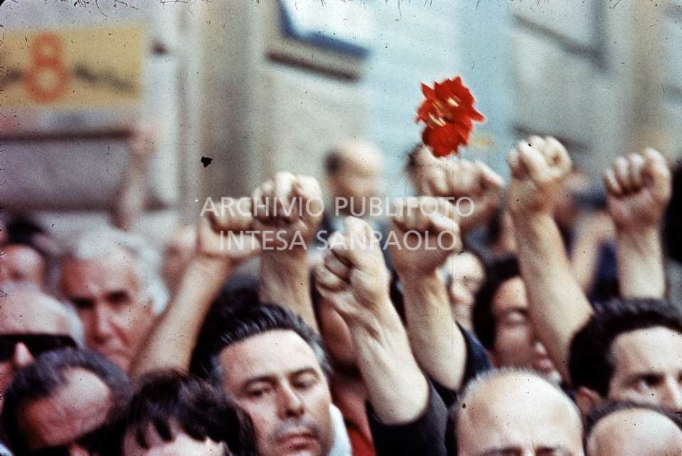 Militanti comunista al funerale a Roma del segretario del Partito Comunista Italiano, Palmiro Togliatti, morto il 21 agosto a Jalta in Crimea