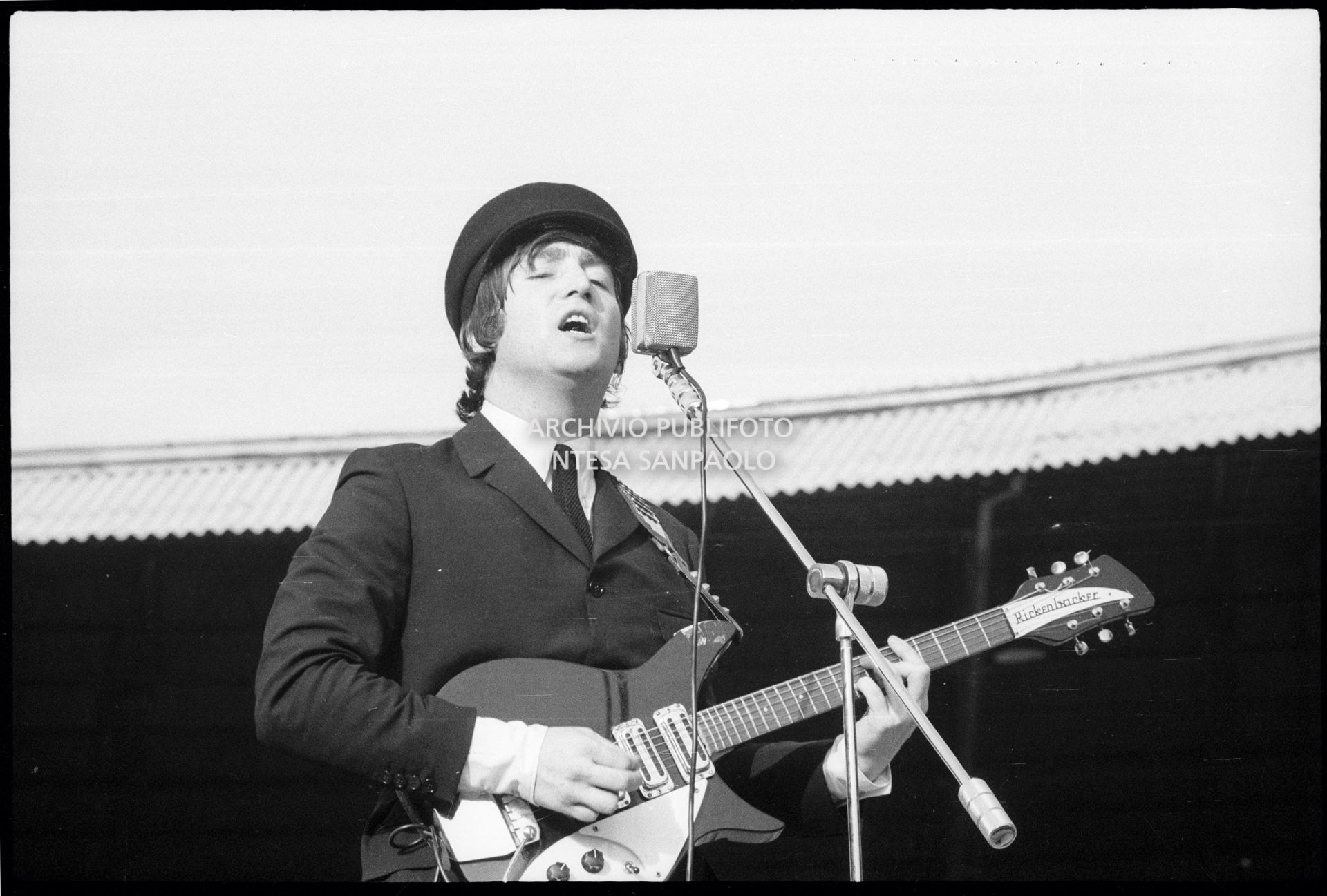 I Beatles in concerto al Vigorelli di Milano: John Lennon