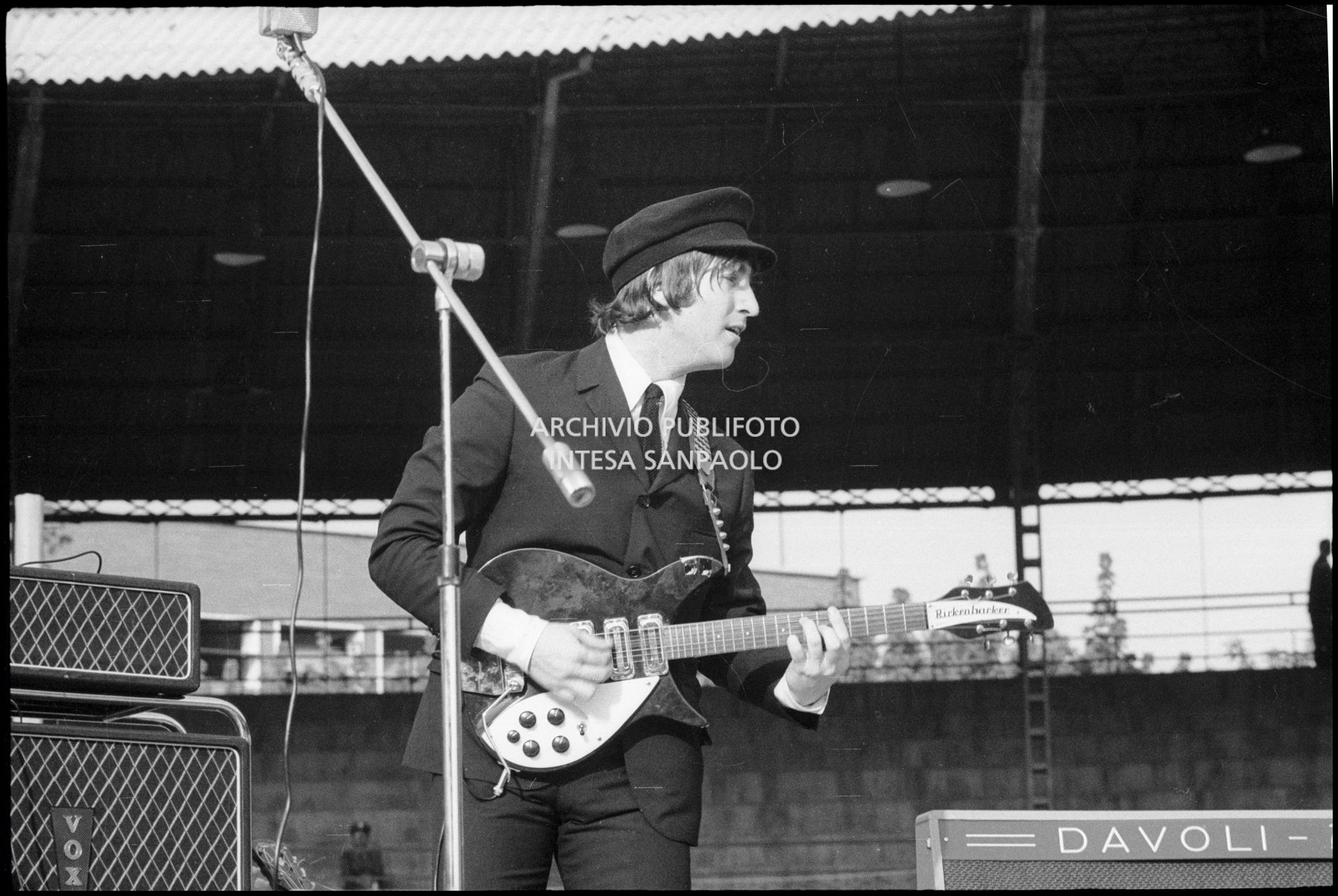 I Beatles in concerto al Vigorelli di Milano: John Lennon