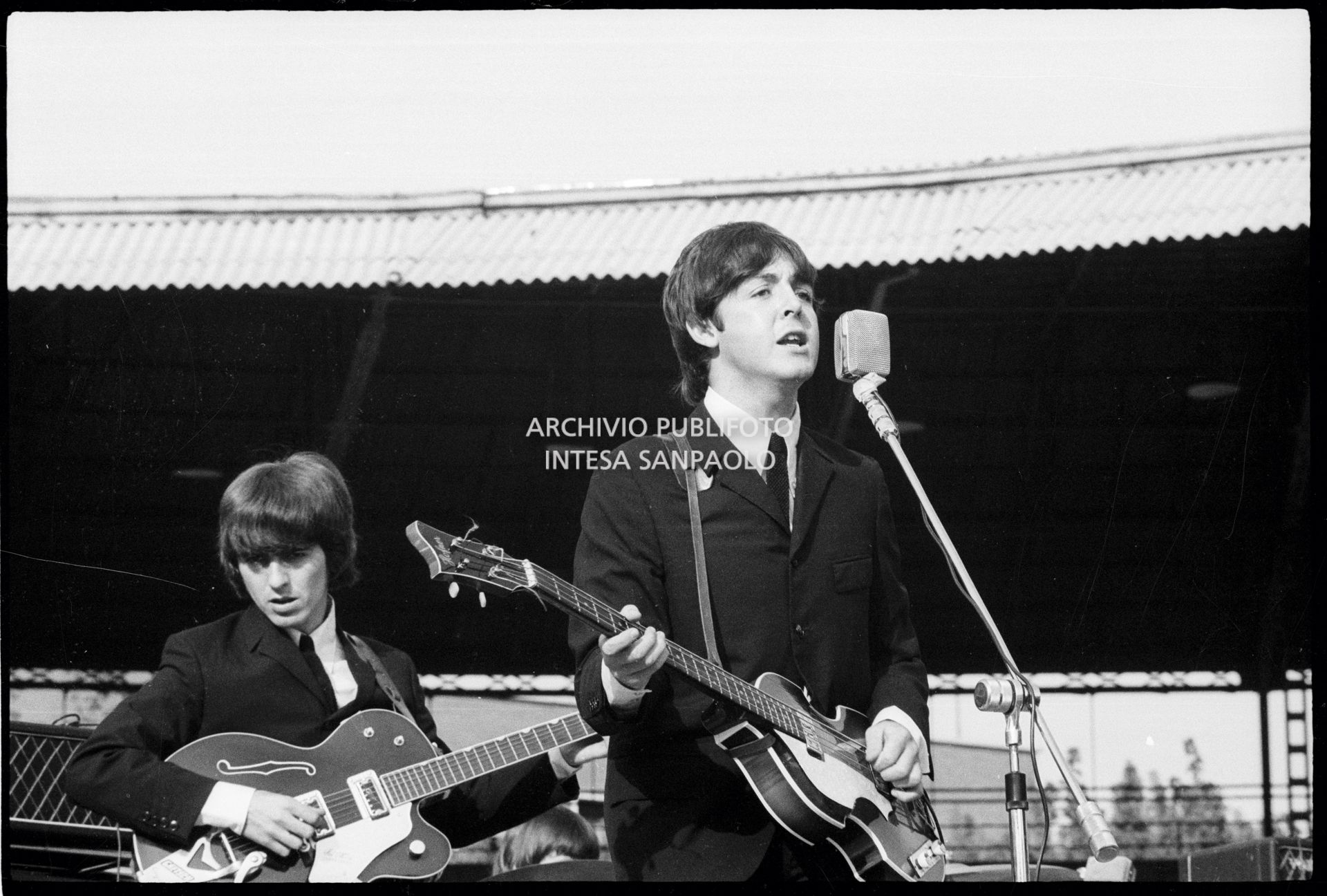 I Beatles in concerto al Vigorelli di Milano: Paul McCartney e George Harrison
