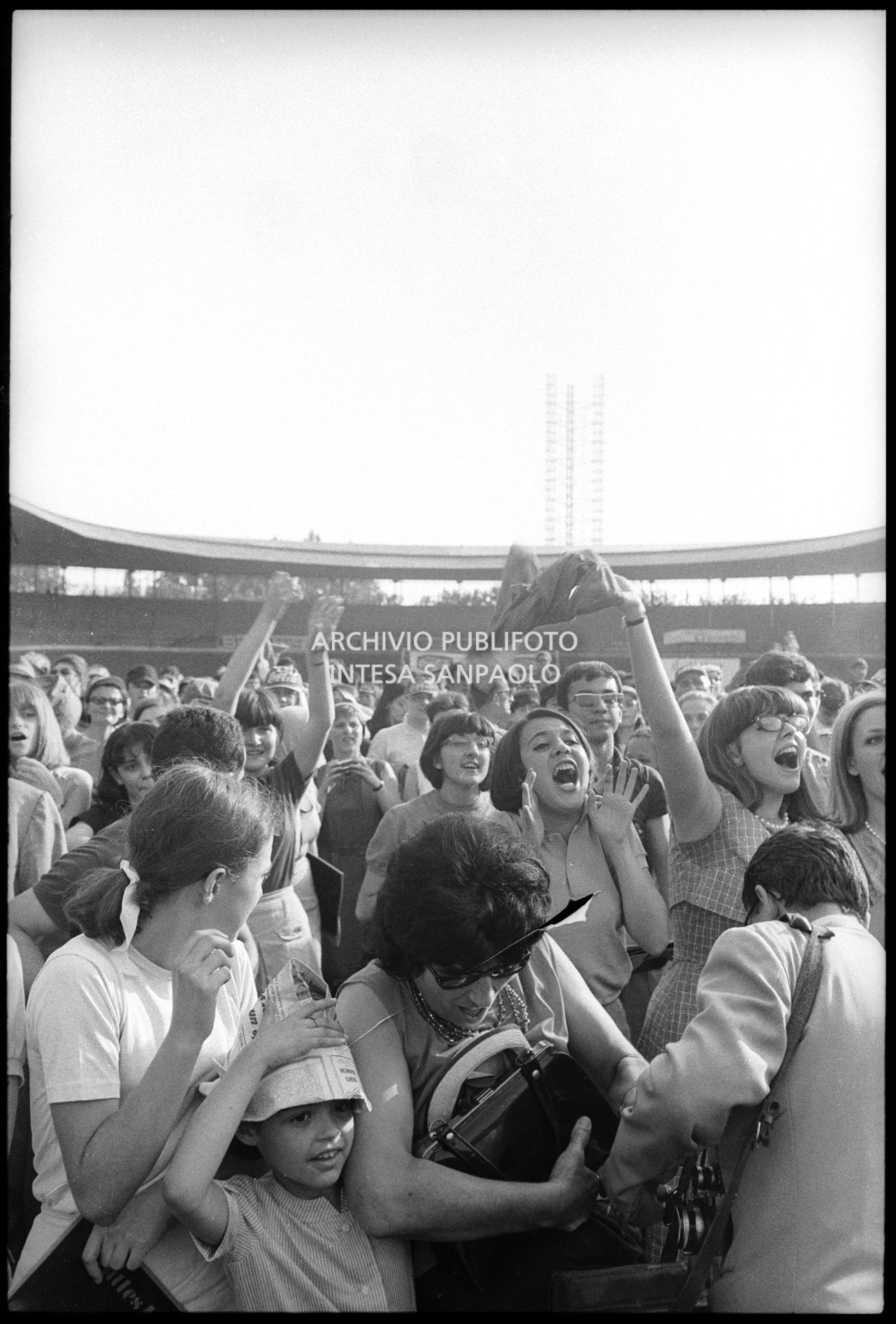 Ragazze scatenate al concerto pomeridiano dei Beatles al Vigorelli di Milano