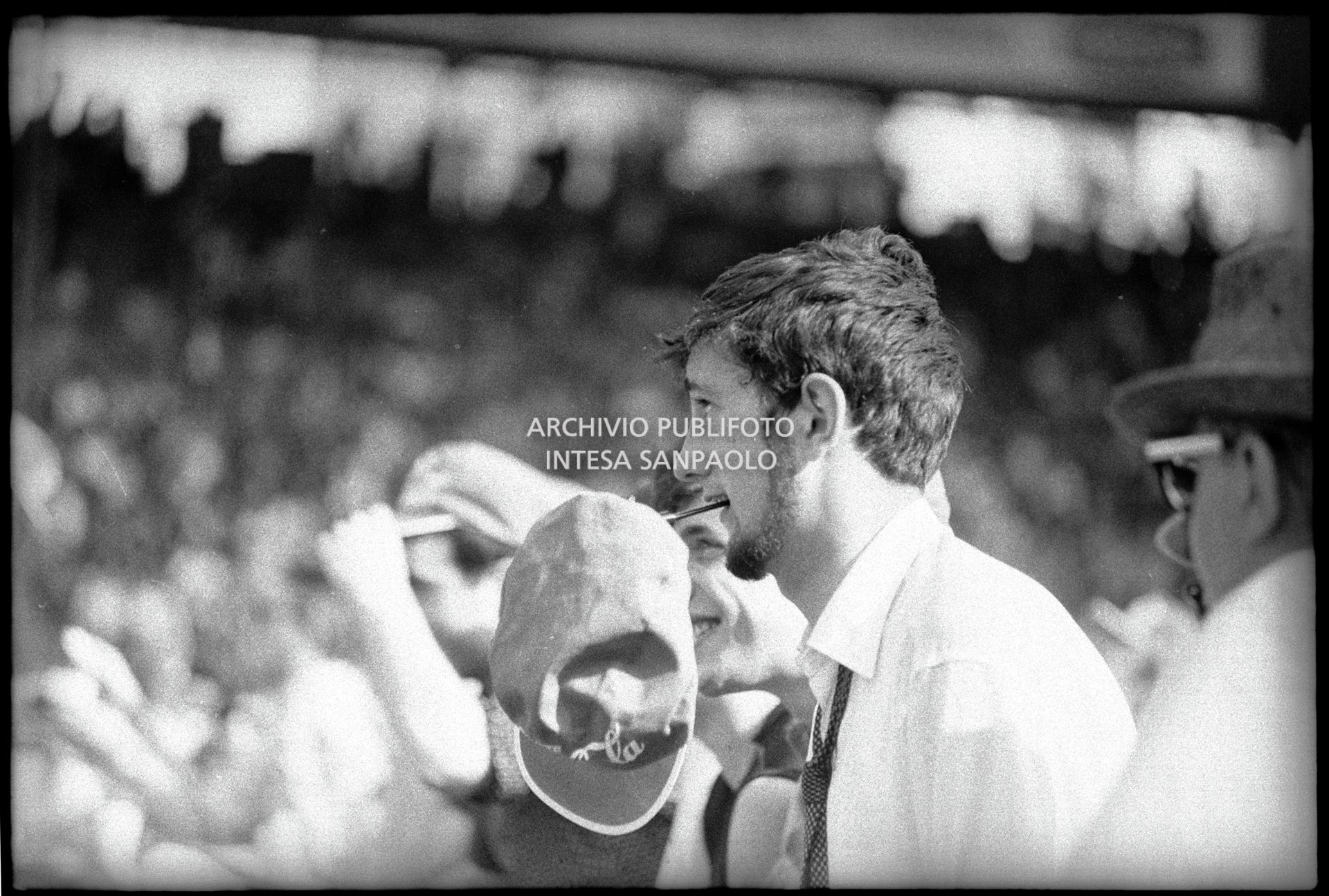 Un ragazzo con la pipa in bocca tra il pubblico al concerto pomeridiano dei Beatles al Vigorelli di Milano