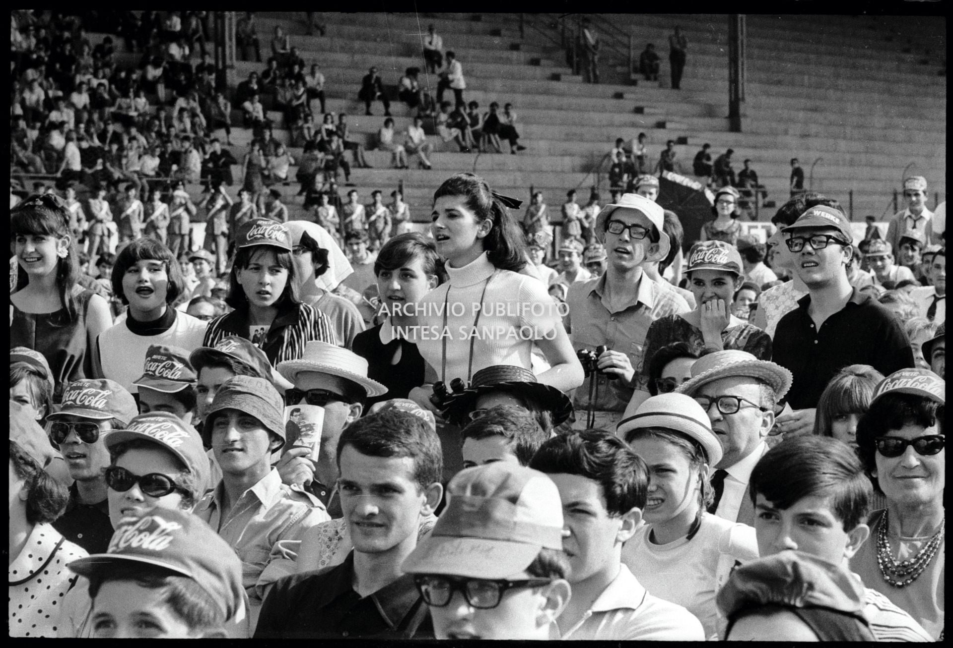 Pubblico al concerto pomeridiano dei Beatles al Vigorelli di Milano
