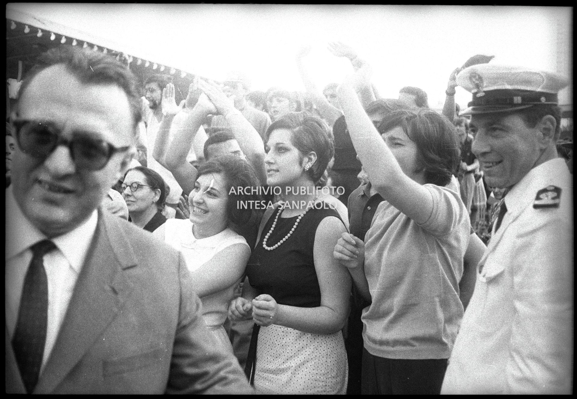 Fan entusiasti al concerto pomeridiano dei Beatles al Vigorelli di Milano