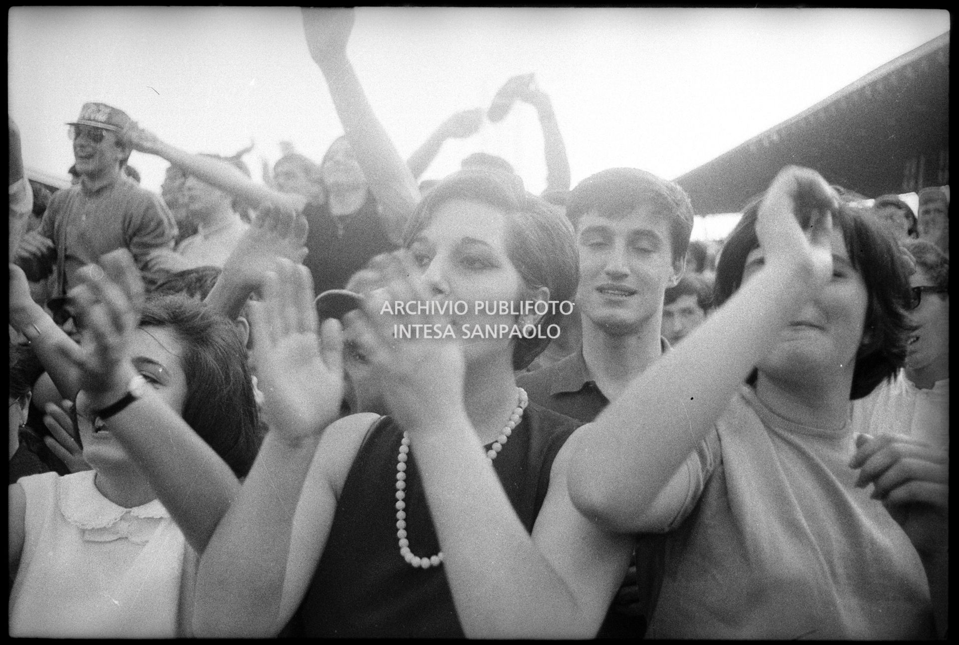 Fan entusiasti al concerto pomeridiano dei Beatles al Vigorelli di Milano