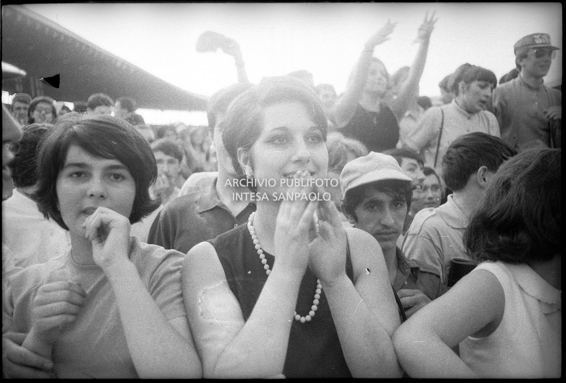 Fan entusiasti al concerto pomeridiano dei Beatles al Vigorelli di Milano