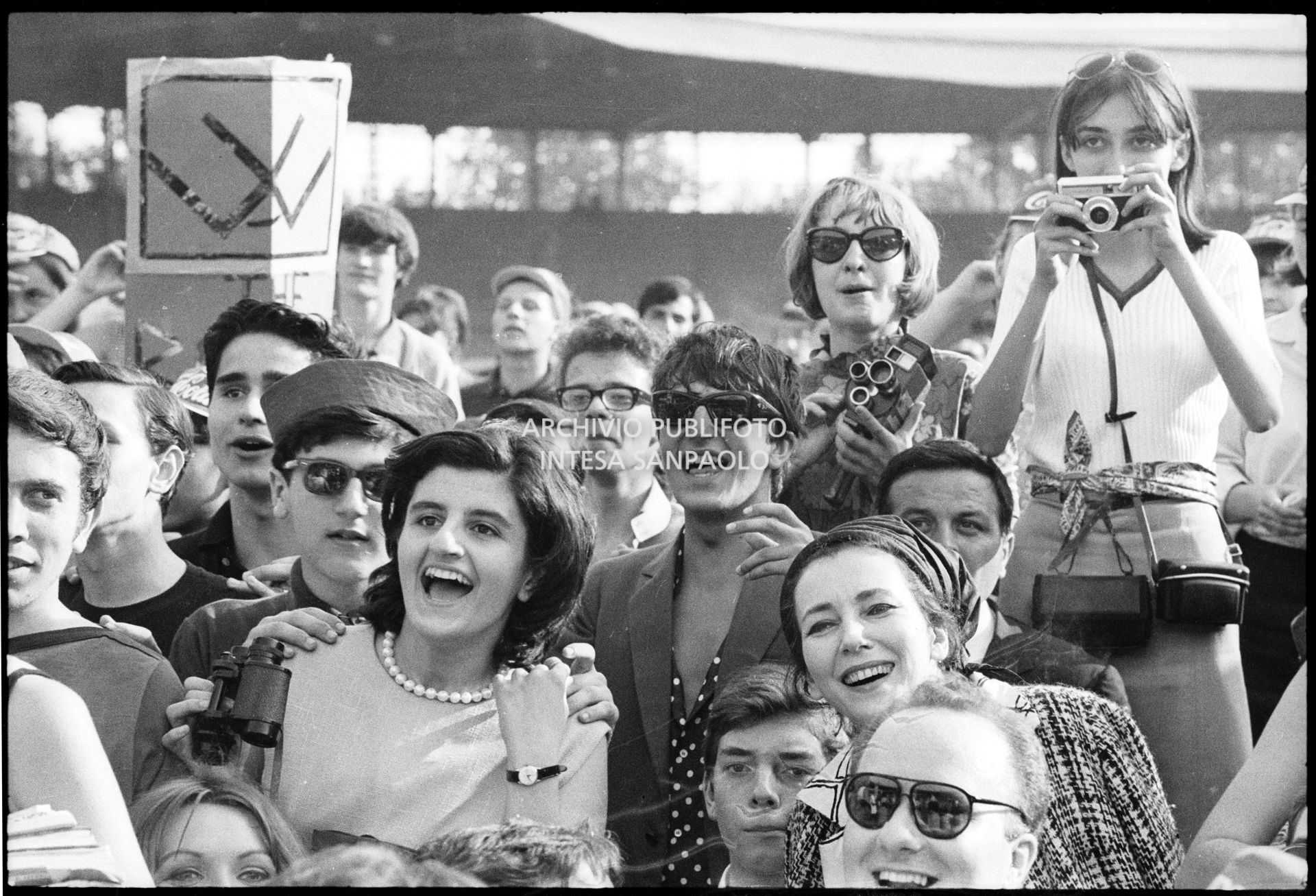 Valentina Cortese con il figlio Jackie Basehart (alla sua destra) tra il pubblico al concerto pomeridiano dei Beatles al Vigorelli di Milano