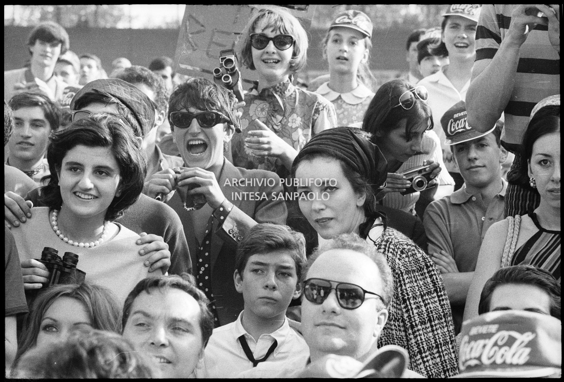 Valentina Cortese con il figlio Jackie Basehart (alla sua destra) tra il pubblico al concerto pomeridiano dei Beatles al Vigorelli di Milano
