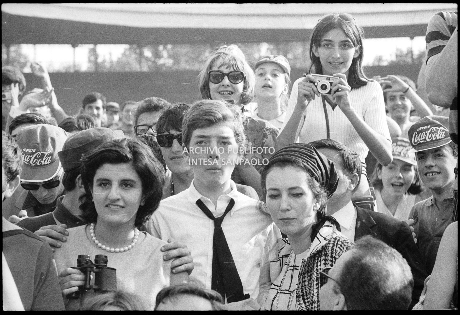Valentina Cortese con il figlio Jackie Basehart (alla sua destra) tra il pubblico al concerto pomeridiano dei Beatles al Vigorelli di Milano