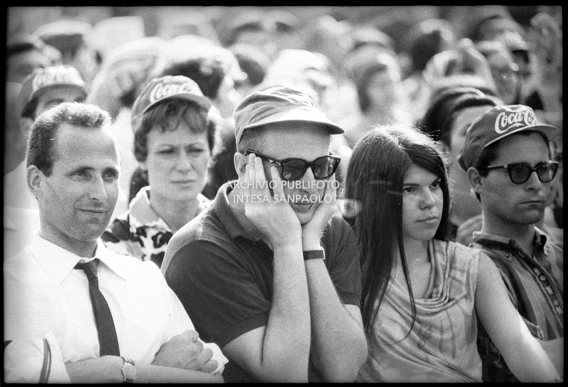 Pubblico al concerto pomeridiano dei Beatles al Vigorelli di Milano; un ragazzo si tappa le orecchie, presumibilmente per il forte volume