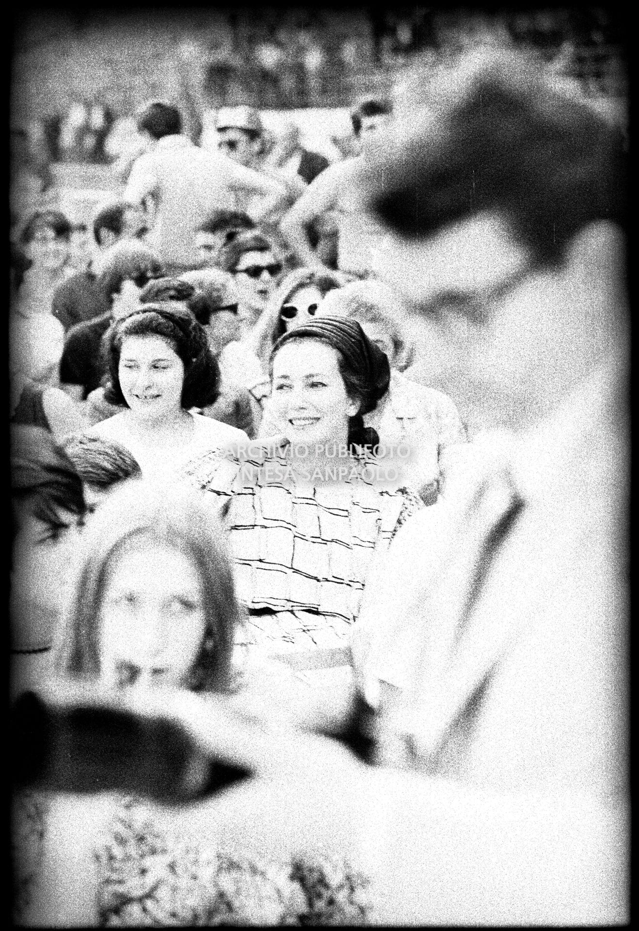 Valentina Cortese tra il pubblico al concerto pomeridiano dei Beatles al Vigorelli di MIlano