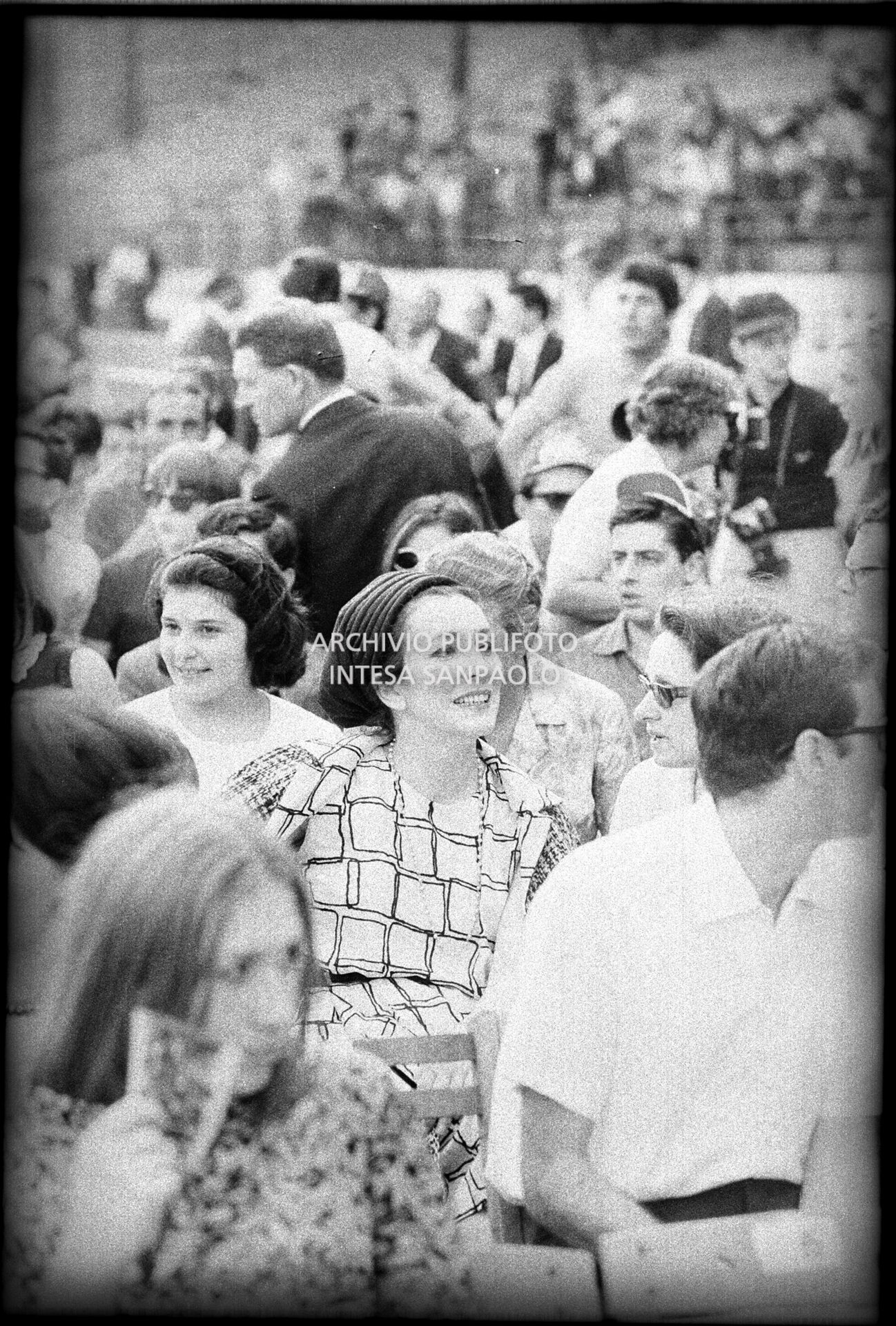 Valentina Cortese tra il pubblico al concerto pomeridiano dei Beatles al Vigorelli di MIlano
