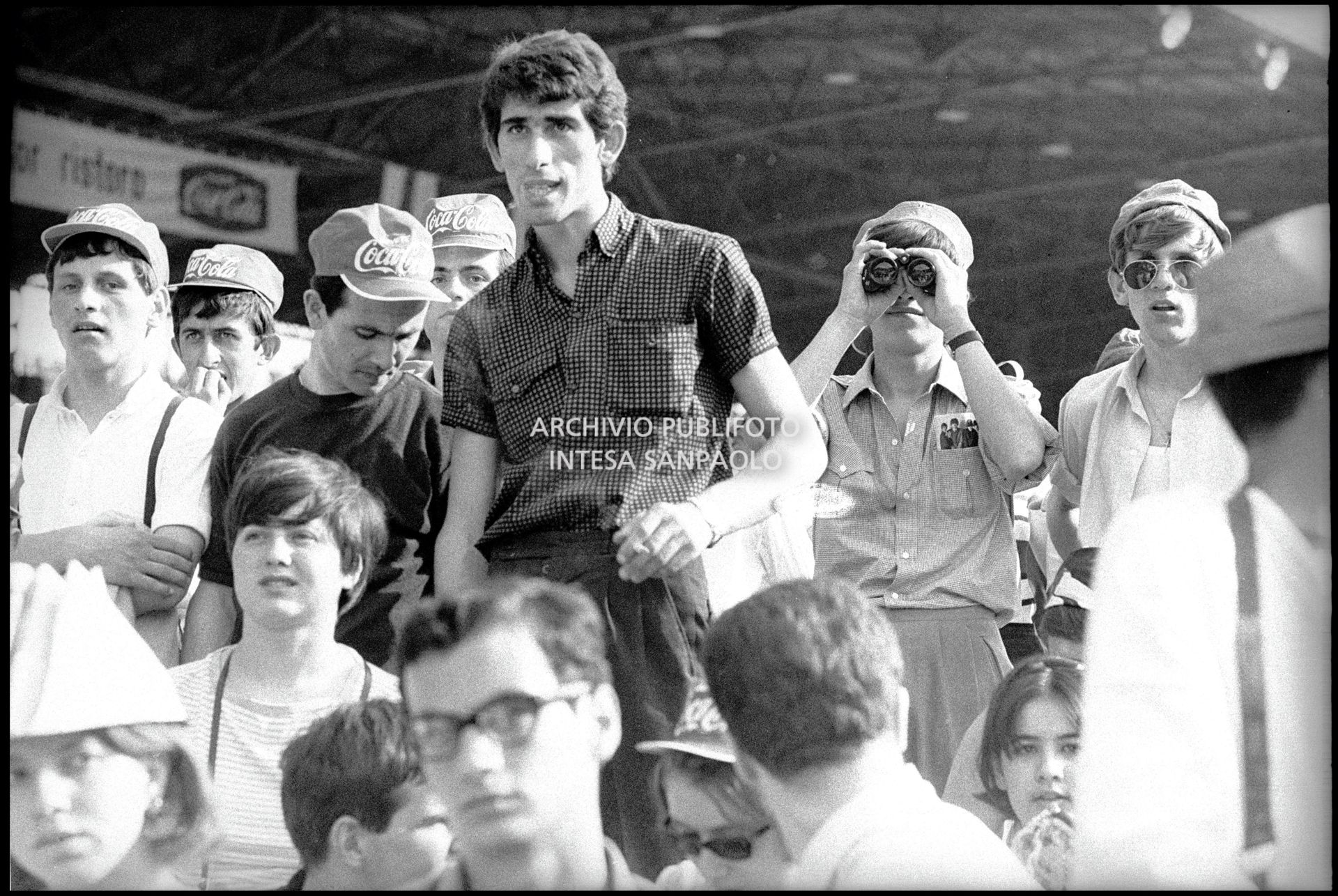 Pubblico al concerto pomeridiano dei Beatles al Vigorelli di Milano; un ragazzo osserva con il binocolo