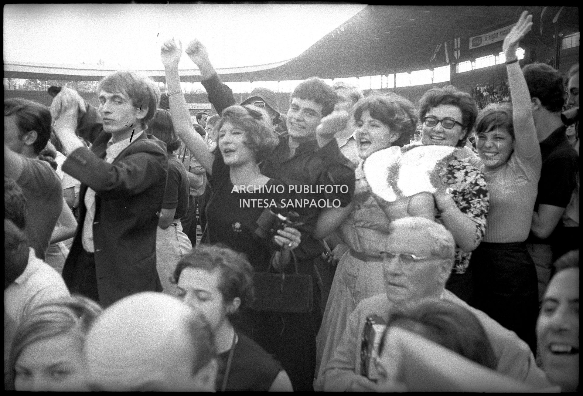 Fan scatenati al concerto pomeridiano dei Beatles al Vigorelli di Milano
