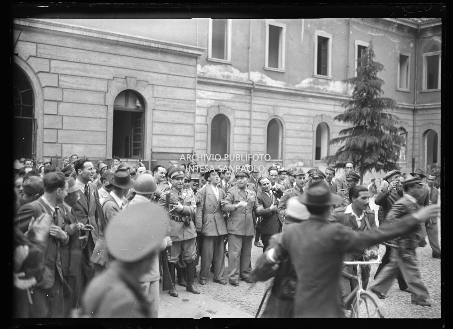 Militari della Guardia di Finanza e partigiani nel cortile della caserma Cinque Giornate in via Melchiorre Gioia