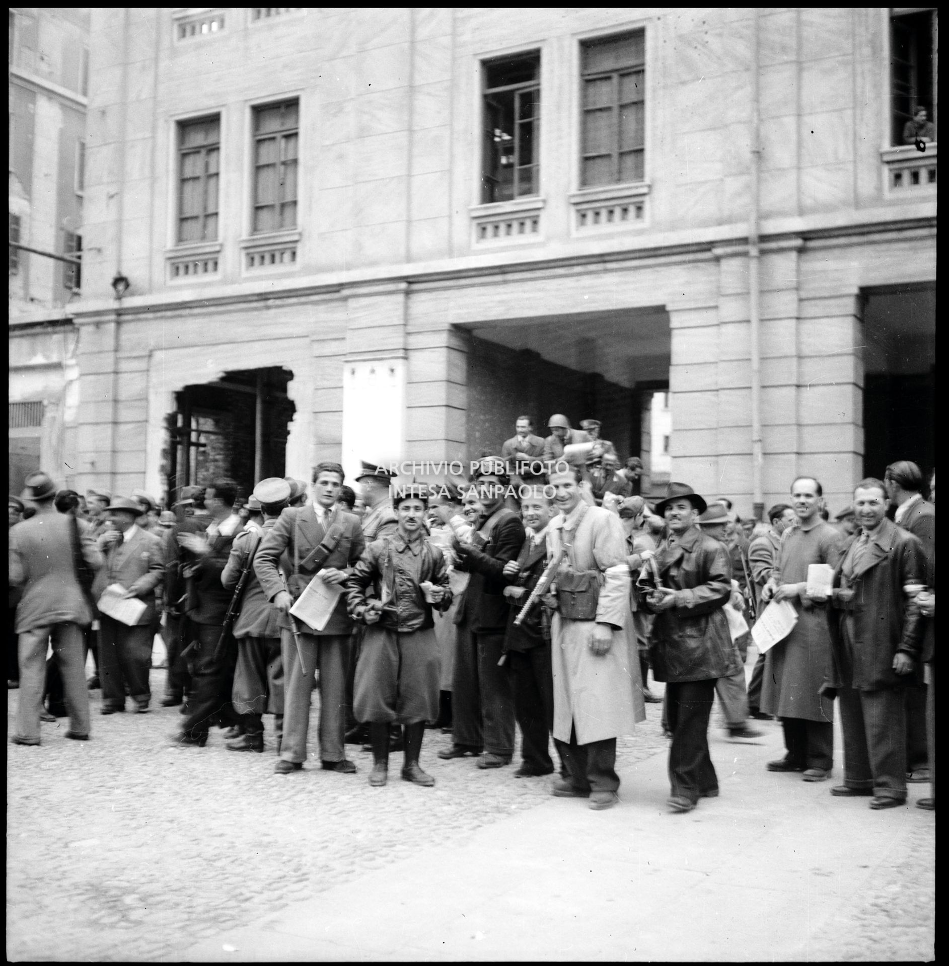 Militari della Guardia di Finanza e partigiani nel cortile della caserma Cinque Giornate in via Melchiorre Gioia