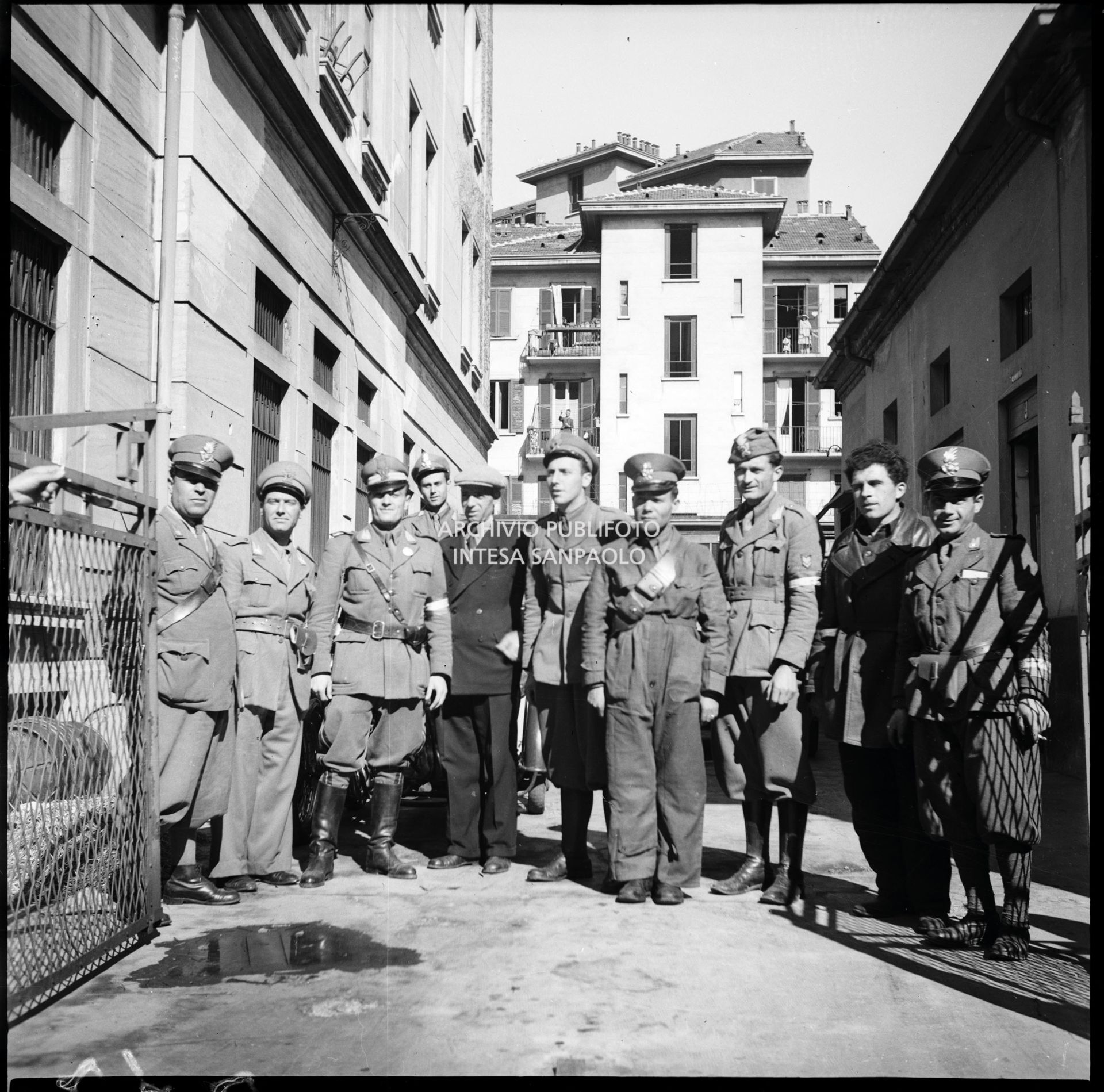 Foto ricordo dei militari della Guardia di Finanza nell'autorimessa della caserma Cinque Giornate in via Melchiorre Gioia