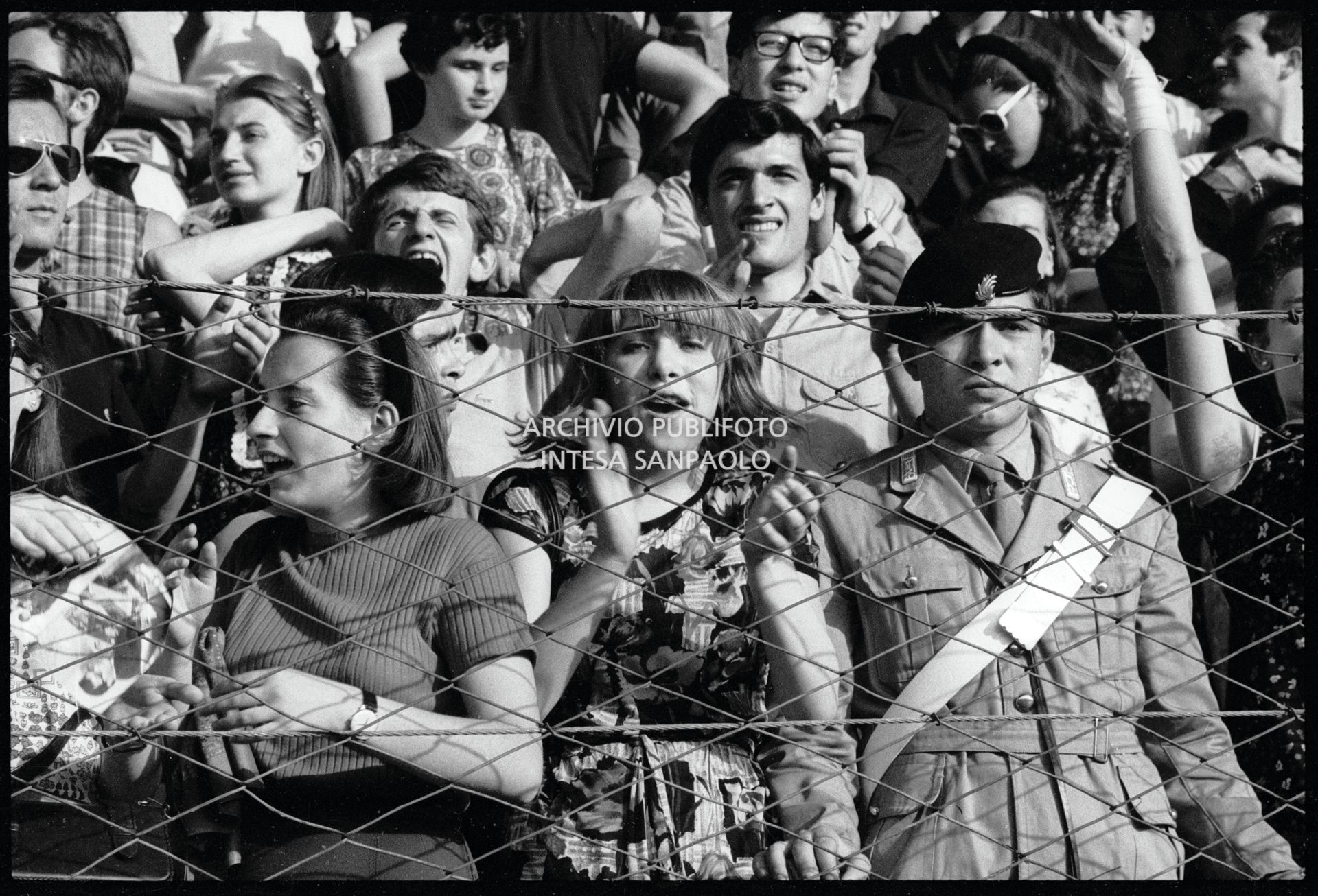 Fan entusiasti sugli spalti al concerto pomeridiano dei Beatles al Vigorelli di Milano