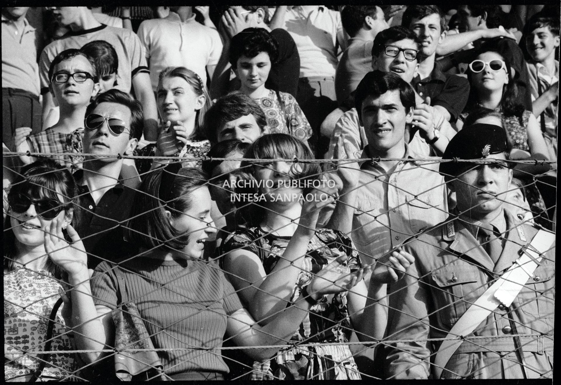 Fan entusiasti sugli spalti al concerto pomeridiano dei Beatles al Vigorelli di Milano
