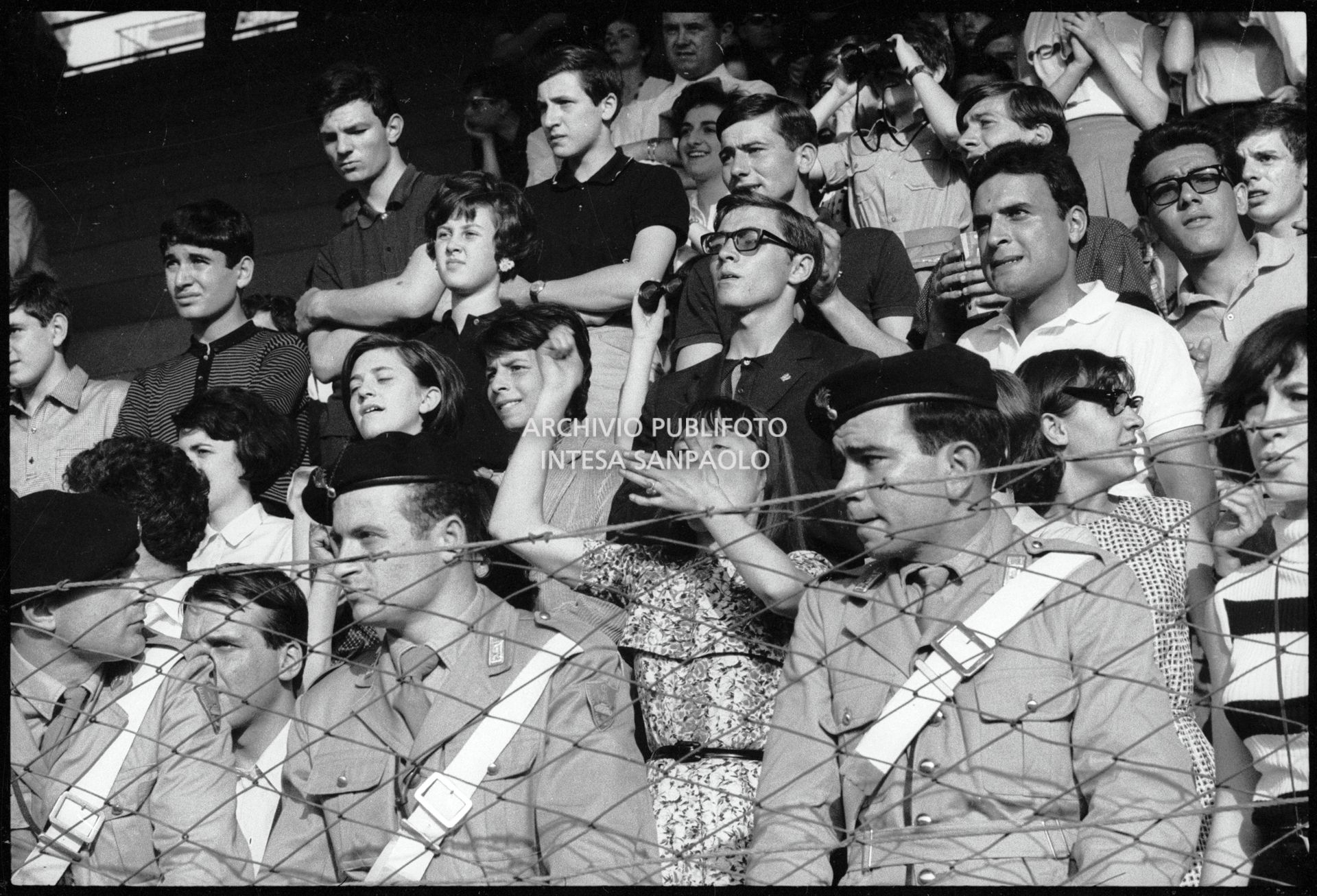 Pubblico e forze dell'ordine sugli spalti al concerto pomeridiano dei Beatles al Vigorelli di Milano