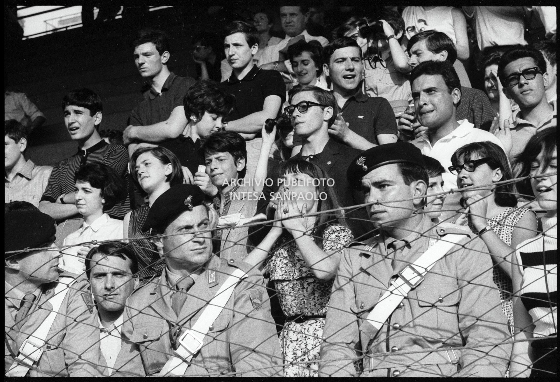 Pubblico e forze dell'ordine sugli spalti al concerto pomeridiano dei Beatles al Vigorelli di Milano