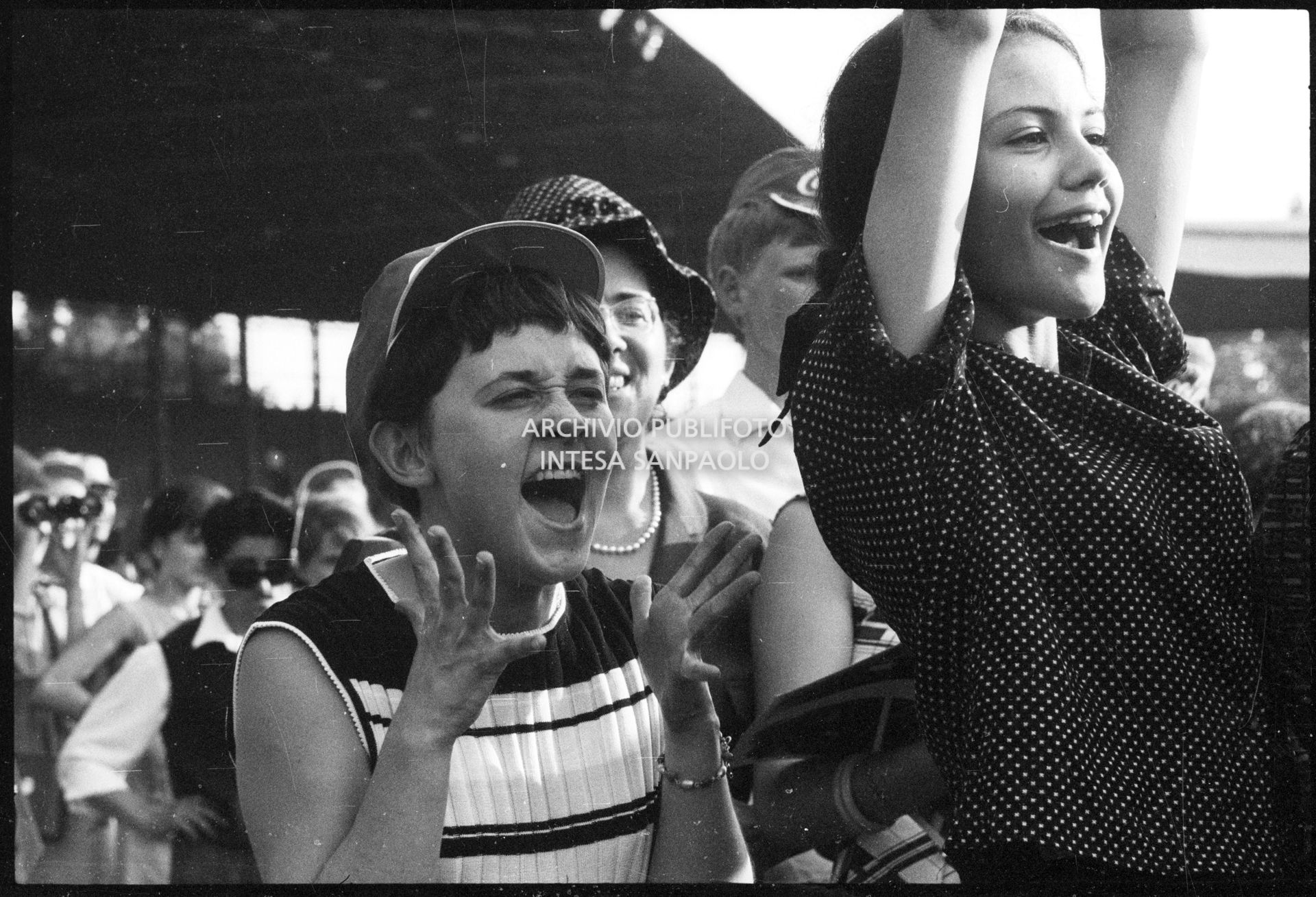 Ragazze scatenate al concerto pomeridiano dei Beatles al Vigorelli di Milano
