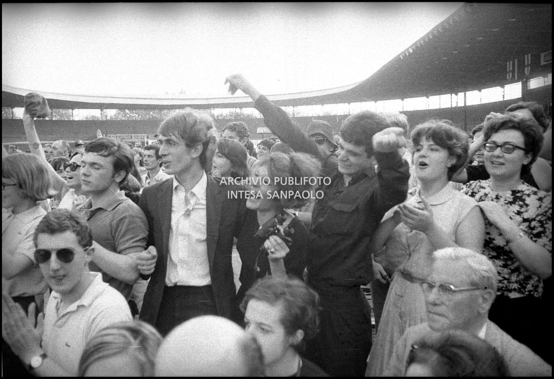 Fan scatenati al concerto pomeridiano dei Beatles al Vigorelli di Milano