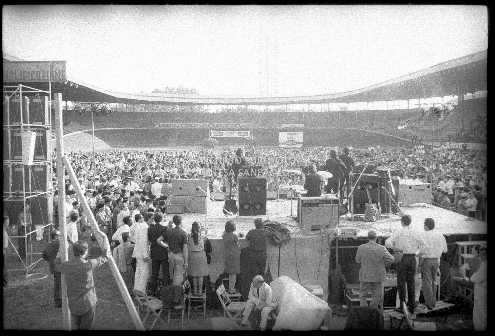 Ripresa di spalle dei Beatles sul palco del Vigorelli nel concerto pomeridiano che tennero a Milano
