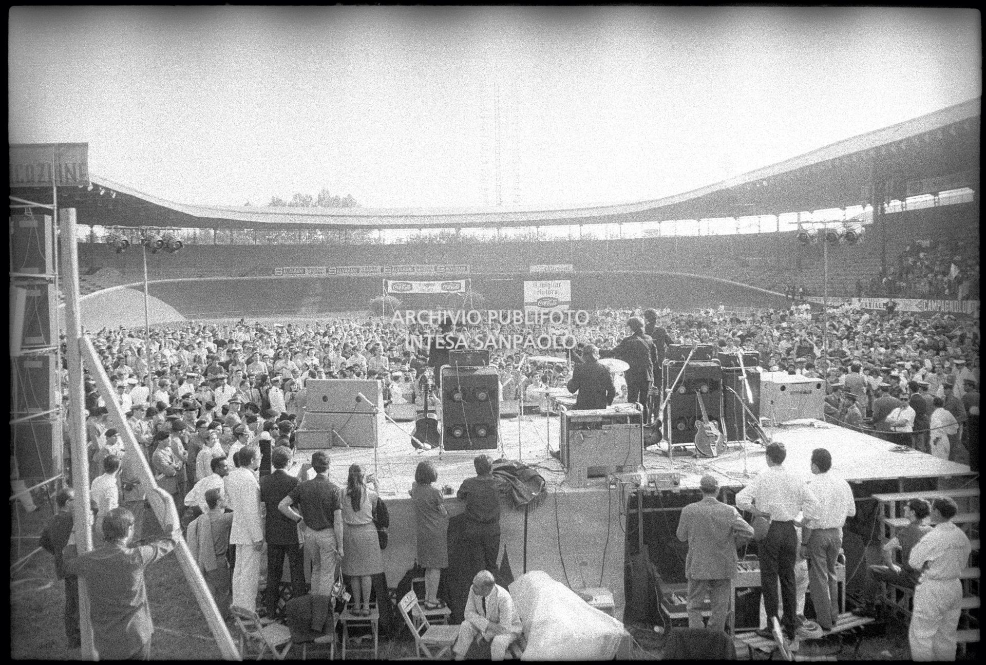 Ripresa di spalle dei Beatles sul palco del Vigorelli nel concerto pomeridiano che tennero a Milano