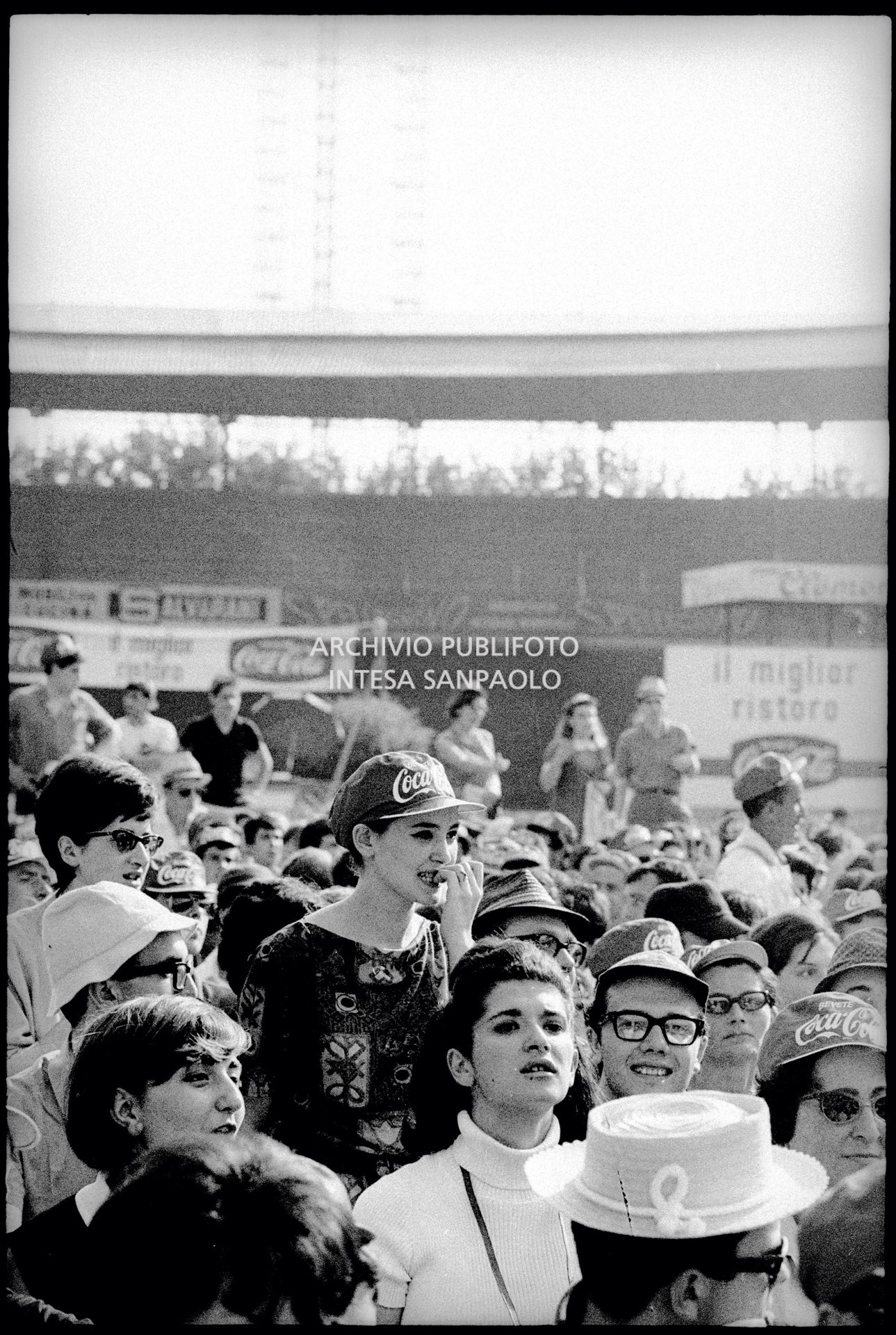 Pubblico al concerto pomeridiano dei Beatles al Vigorelli di Milano