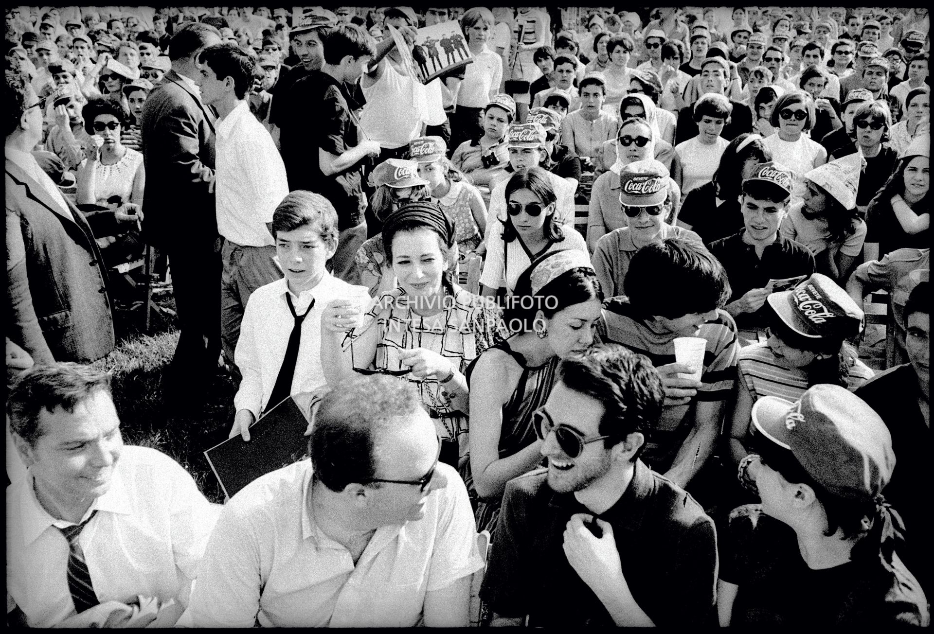 Valentina Cortese con il figlio Jackie Basehart (alla sua destra) tra il pubblico al concerto pomeridiano dei Beatles al Vigorelli di Milano