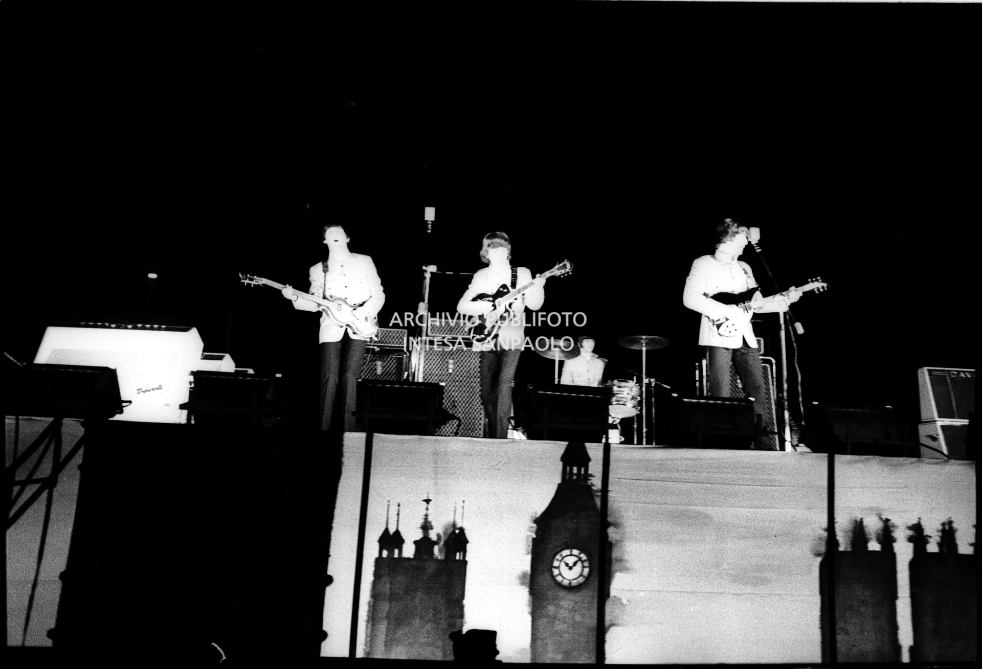I Beatles si esibiscono nel concerto serale  al Vigorelli di Milano