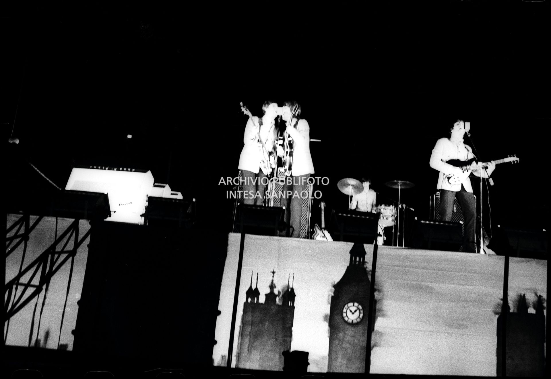 I Beatles si esibiscono nel concerto serale  al Vigorelli di Milano