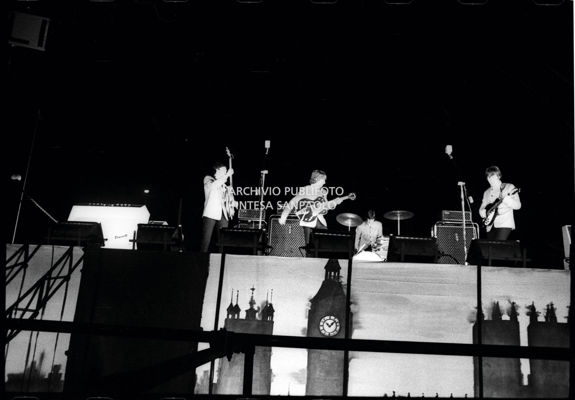 I Beatles si esibiscono nel concerto serale  al Vigorelli di Milano
