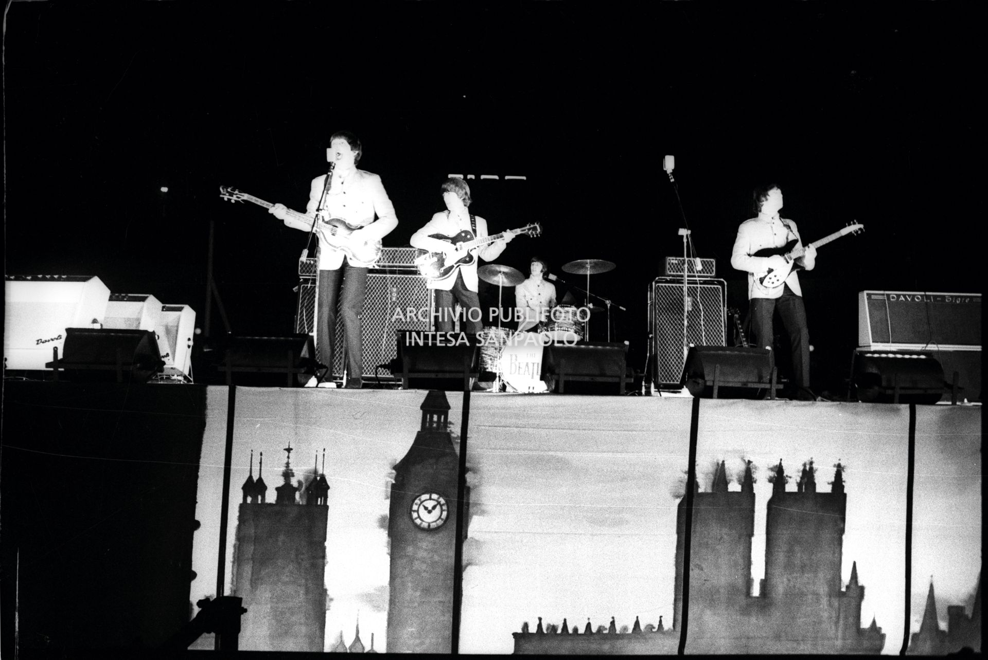 I Beatles si esibiscono nel concerto serale  al Vigorelli di Milano