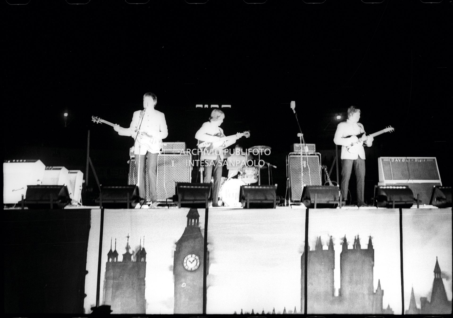 I Beatles si esibiscono nel concerto serale  al Vigorelli di Milano