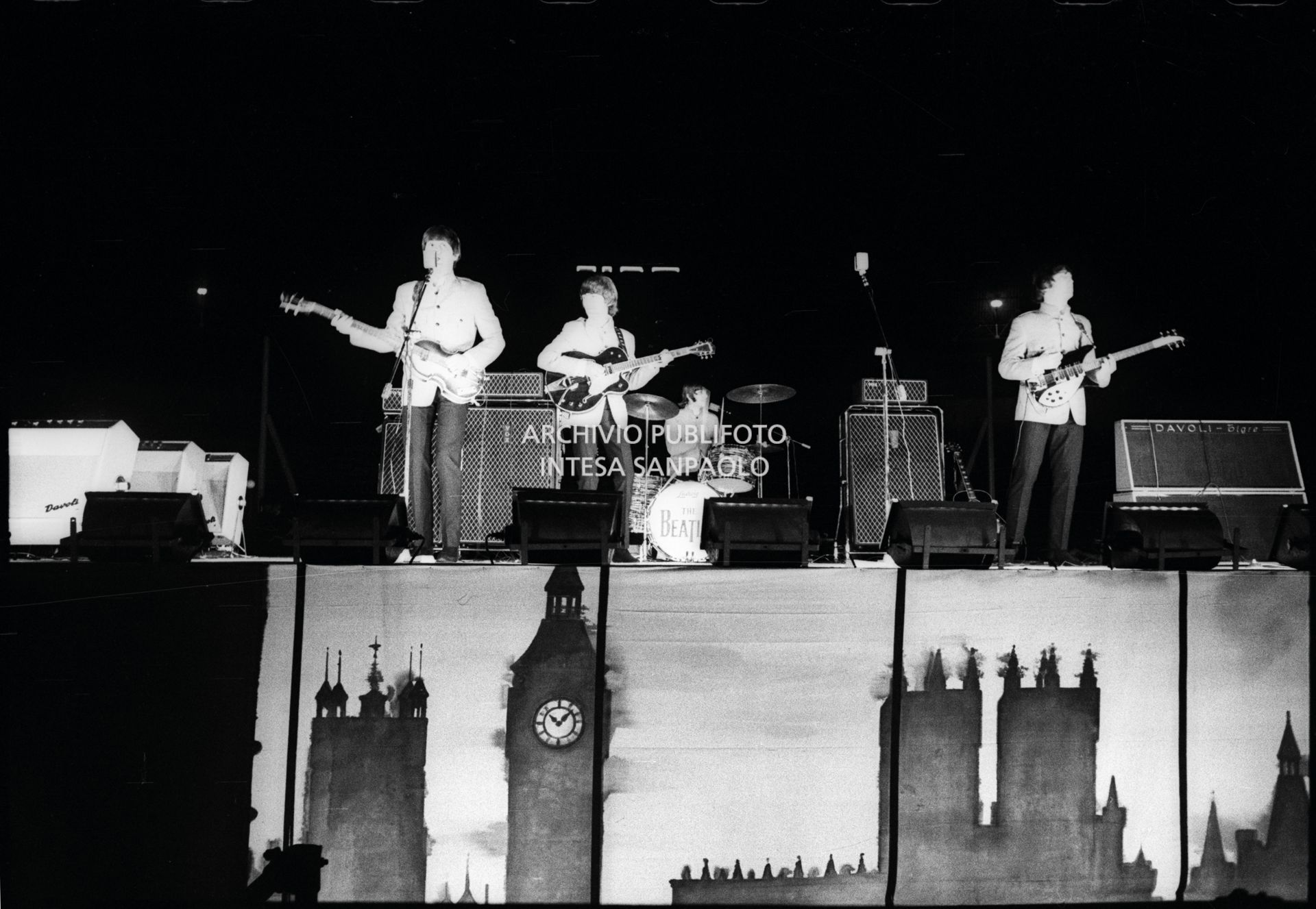 I Beatles si esibiscono nel concerto serale  al Vigorelli di Milano