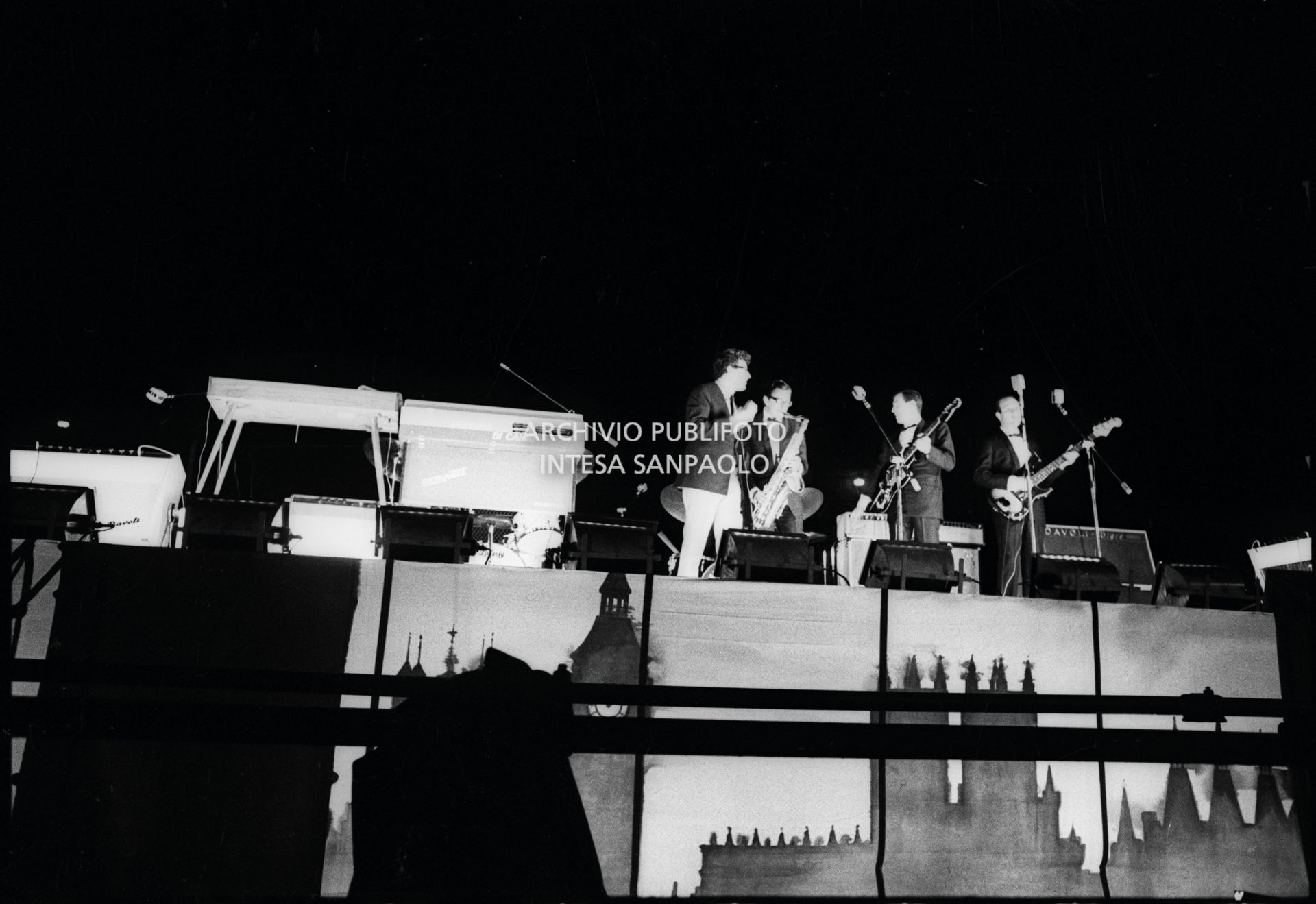 Peppino di Capri e il suo gruppo apre il concerto dei Beatles al Vigorelli di Milano