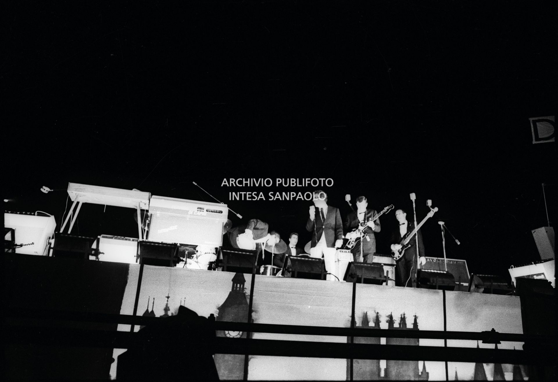 Peppino di Capri e il suo gruppo apre  il concerto dei Beatles al Vigorelli di Milano
