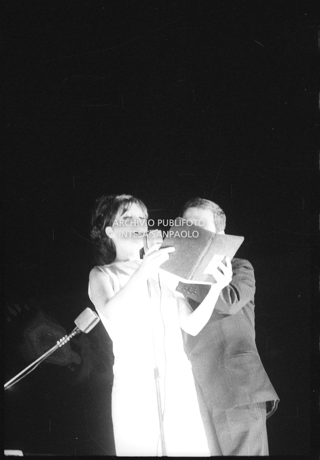 Rossella Como presenta, insieme a Lucio Flauto, il concerto serale dei Beatles al Vigorelli di Milano