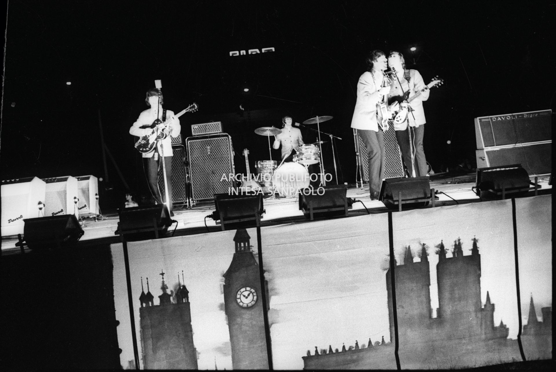 I Beatles si esibiscono nel concerto serale al Vigorelli di Milano