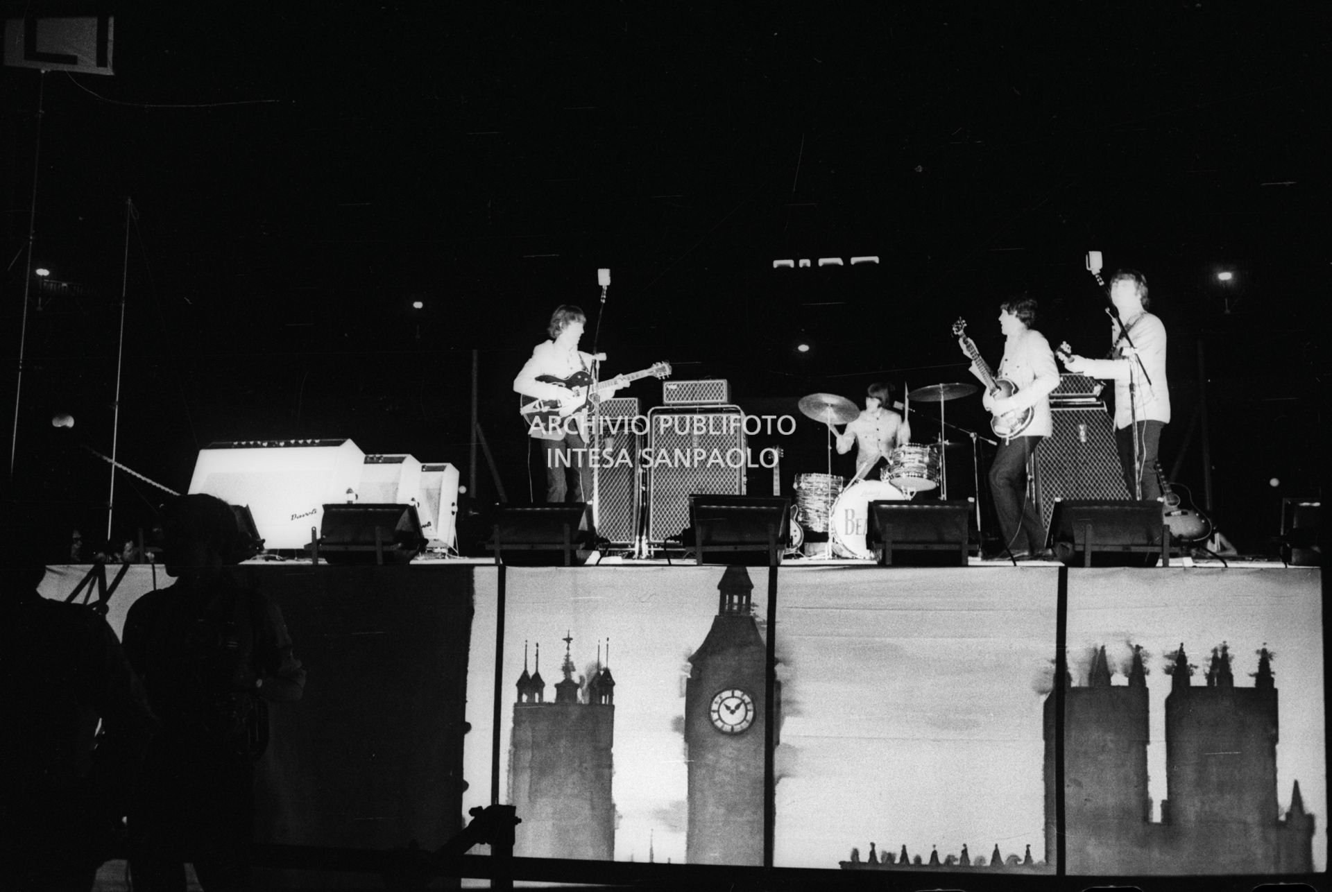 I Beatles si esibiscono nel concerto serale al Vigorelli di Milano