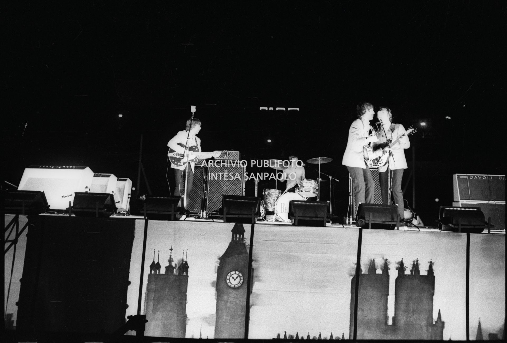 I Beatles si esibiscono nel concerto serale al Vigorelli di Milano