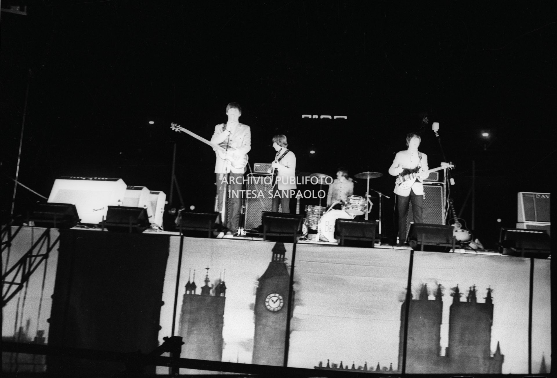 I Beatles si esibiscono nel concerto serale al Vigorelli di Milano