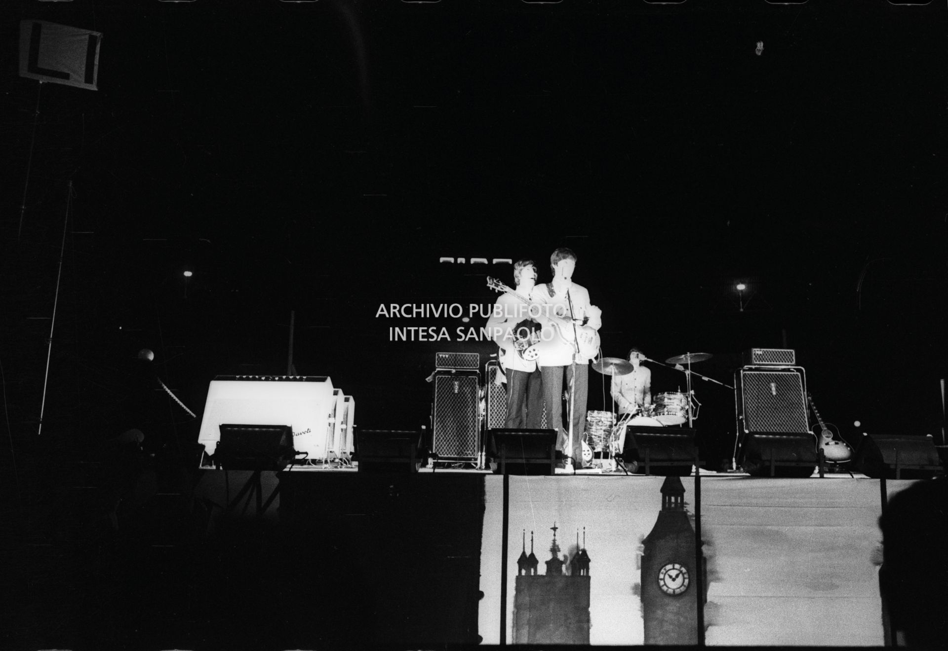 I Beatles si esibiscono nel concerto serale al Vigorelli di Milano